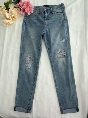 White House Black Market NWOT Women's Light Blue Distressed Boyfriend Jeans